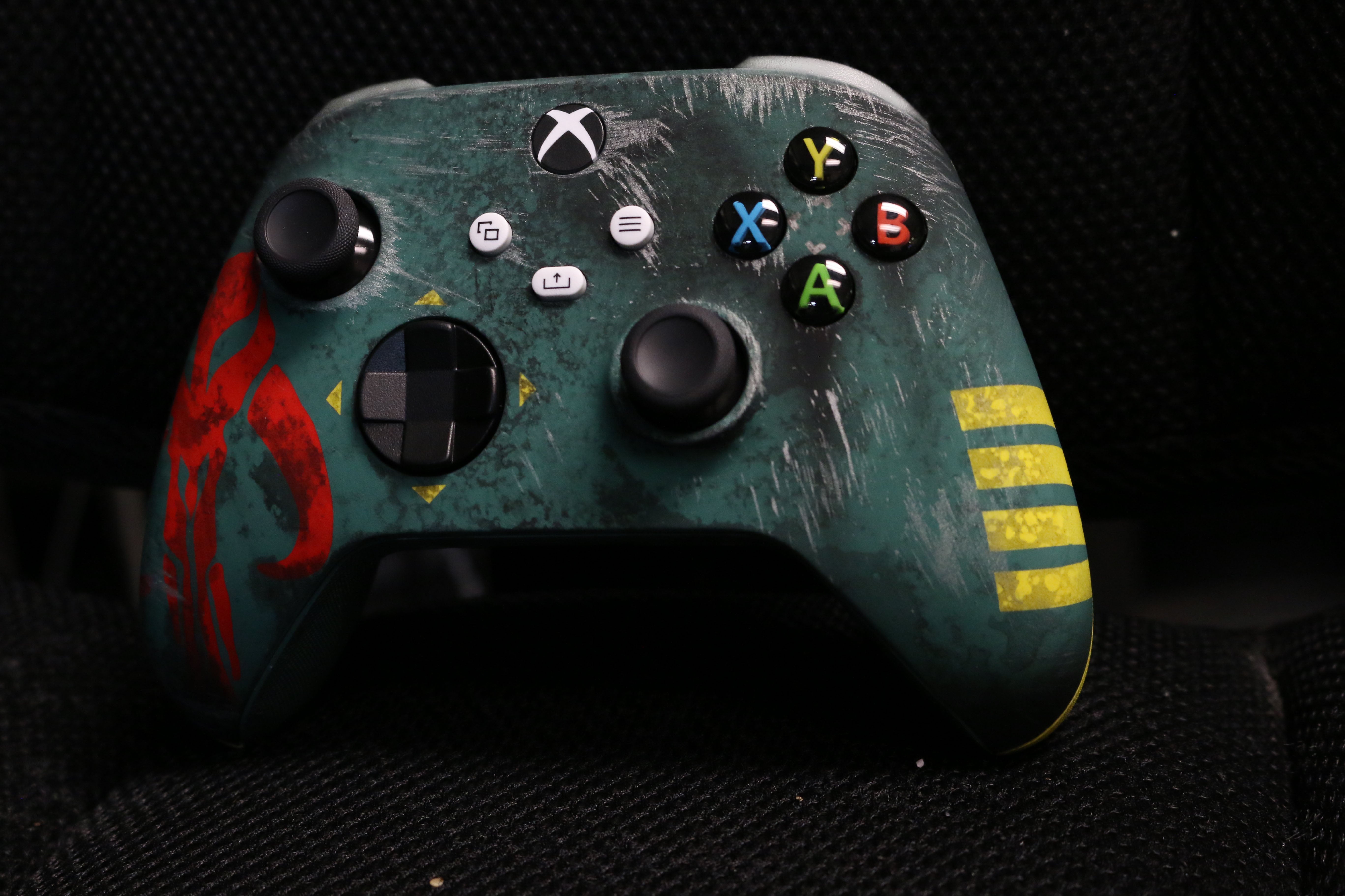 Custom Controller Microsoft Xbox Series X - Xbox One S - Bounty Hunter Boba Fett A customized Xbox One controller featuring a distressed teal and green wrap design with red graphic details on the left, yellow stripes on the right, and a weathered wood-grain texture overlay.