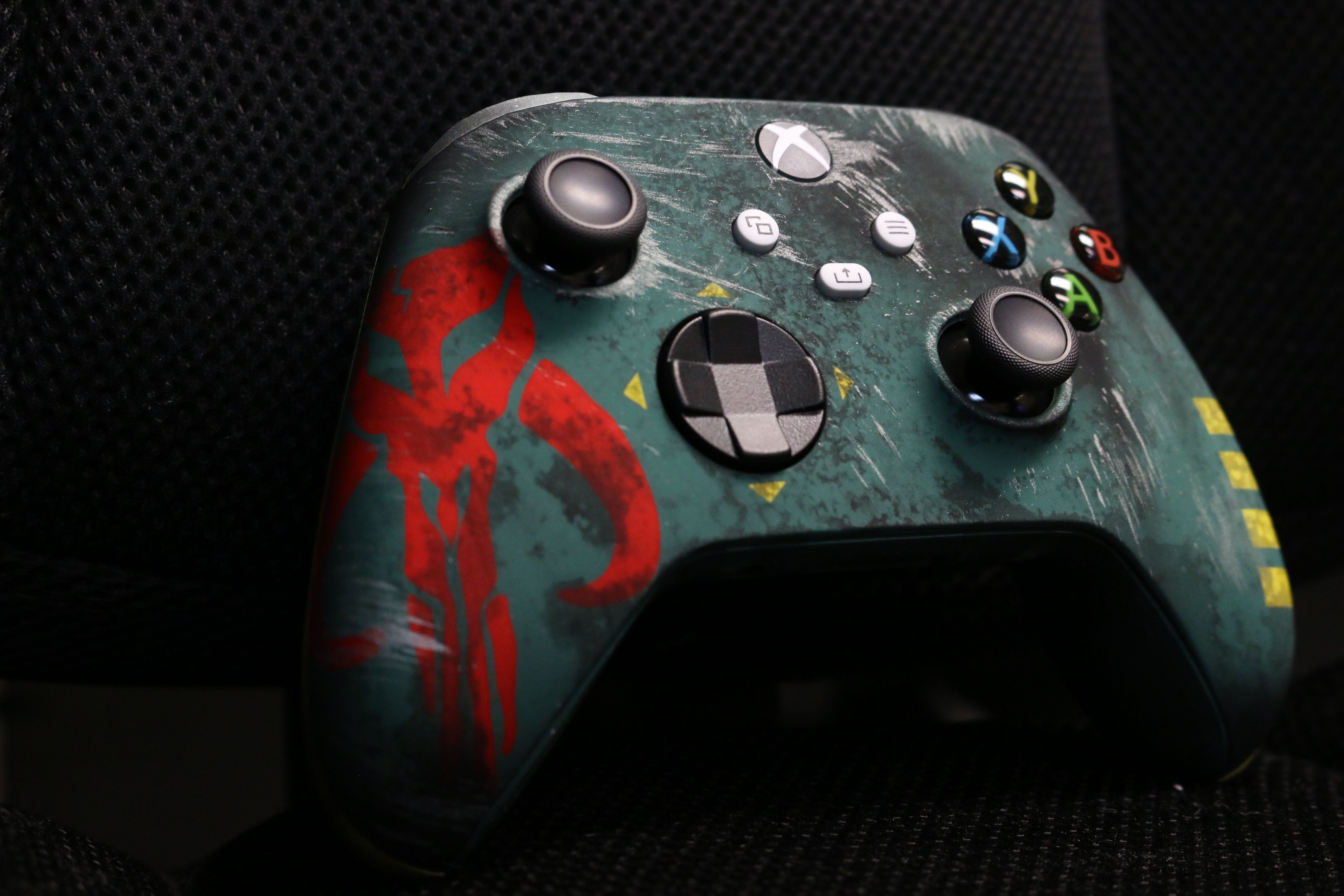 Custom Controller Microsoft Xbox Series X - Xbox One S - Bounty Hunter Boba Fett A customized Xbox One controller featuring a distressed teal and green wrap design with red graphic details on the left, yellow stripes on the right, and a weathered wood-grain texture overlay.